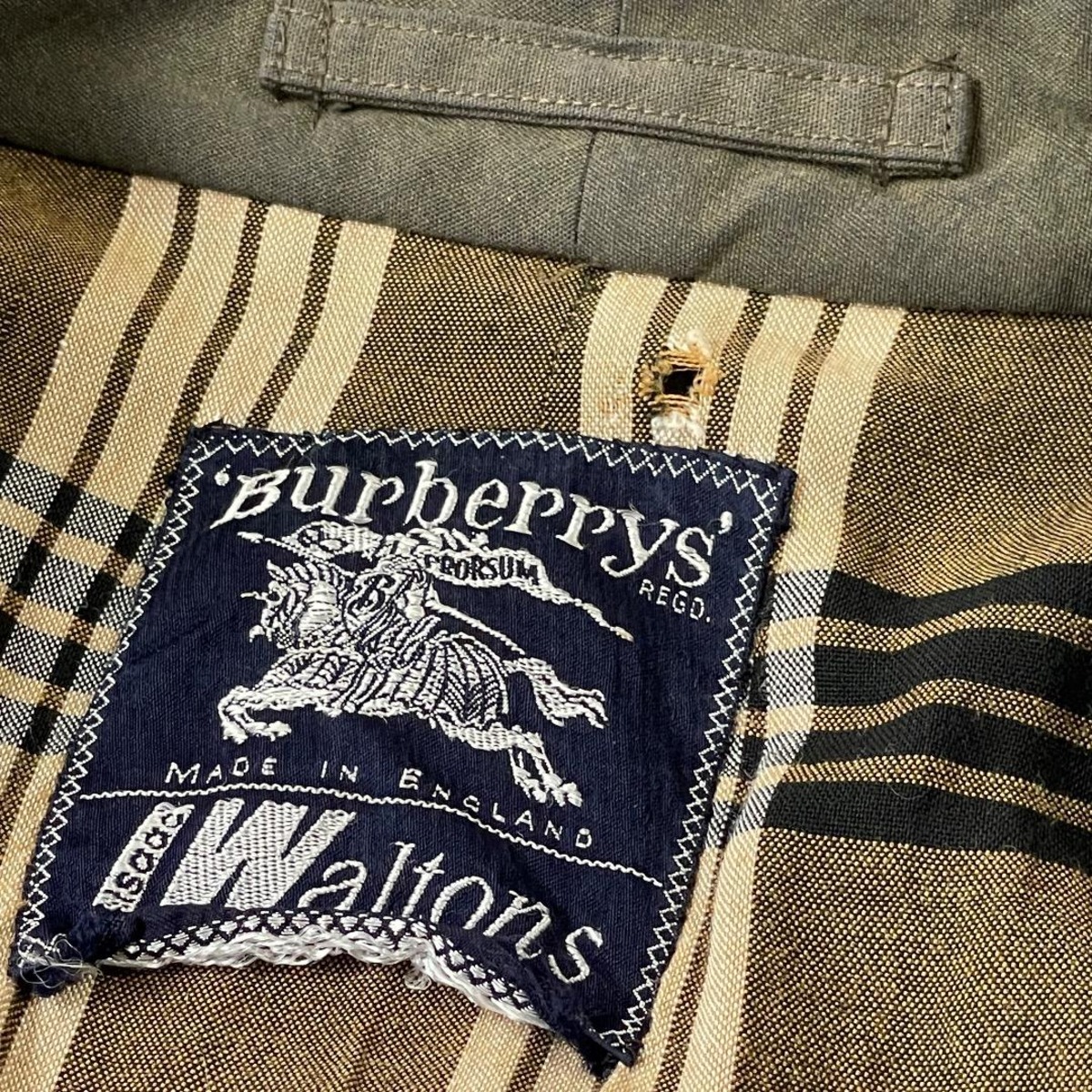 80s表記のバルマカンのラベル。「'Burberrys' REGD.」「PRORSUM」「MADE IN ENGLAND」、その下に「Waltons」