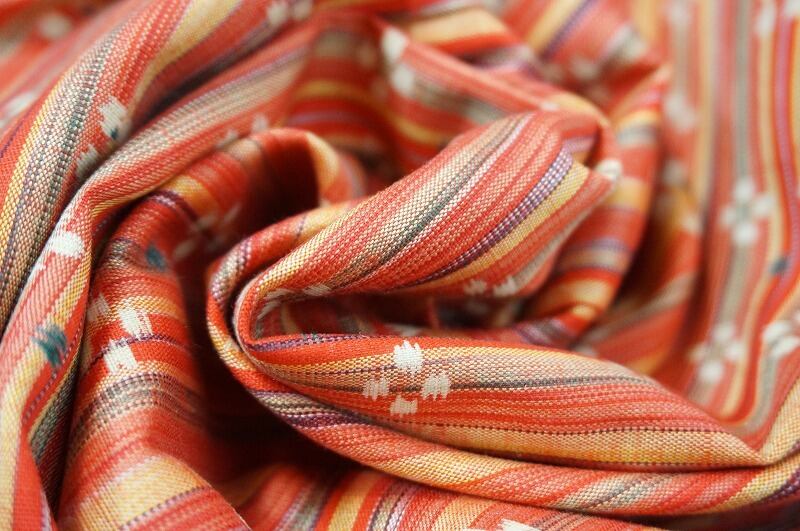 美品 手織り節紬 絣 縦縞 赤 オレンジ 131 | kimono Re:和 [online ...