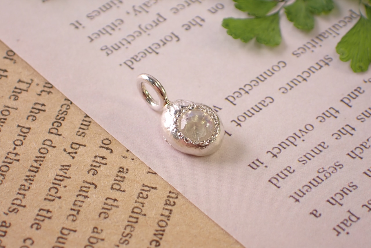 ムーンストーンペンダントトップ シルバー925 [D11‐121]