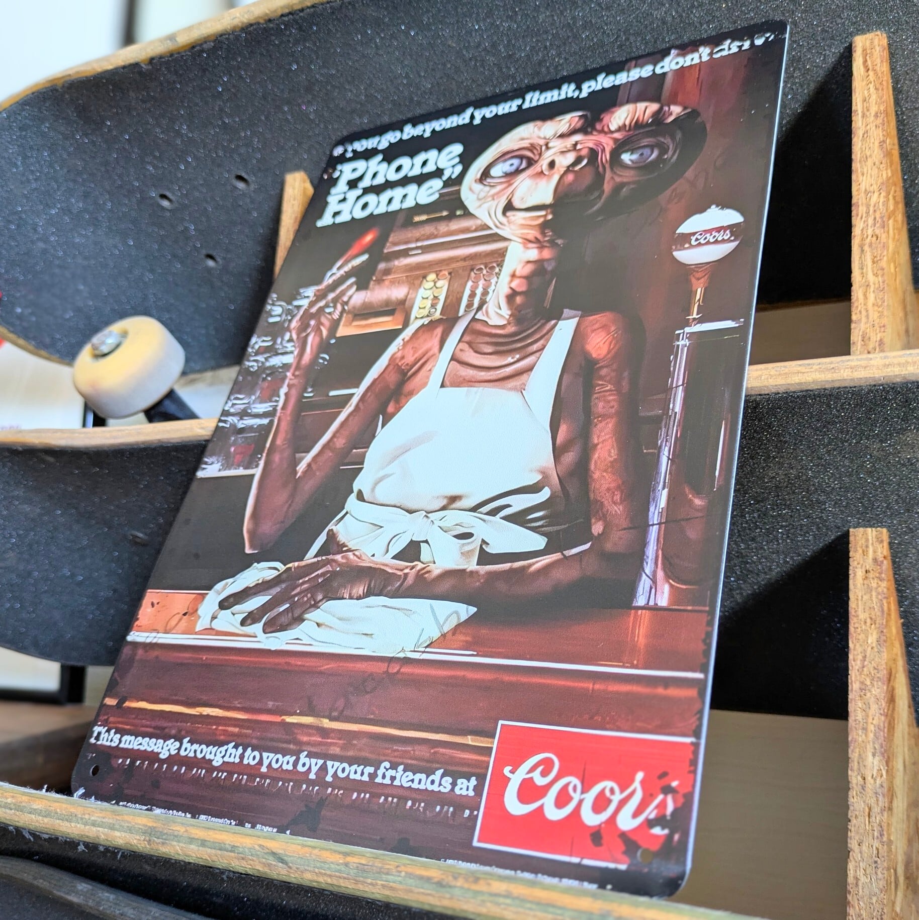 送料無料!ちょうどいいブリキ看板 【E.T.】『 Phone Home 』Coors社 / Coors Banquet / クアーズ 缶ビール / METAL SIGN / メタルサイン / ブリキ看板 / サインボード / ビンテージ加工〚アメリカン雑貨 アメトイ〛