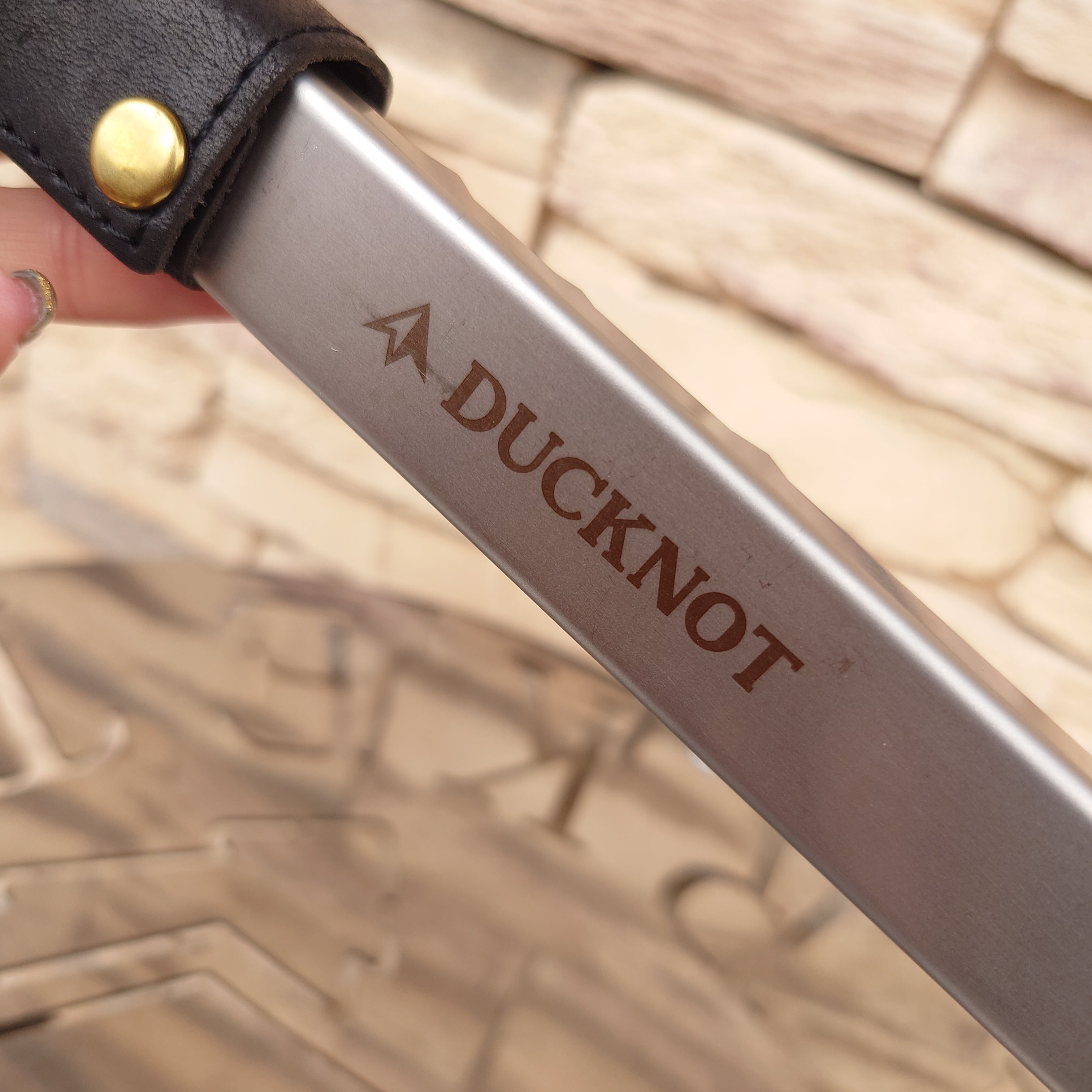 DUCKNOT ダックノット】 薪バサミ B.S.T 〈レザー：ブラック〉 | CAMP