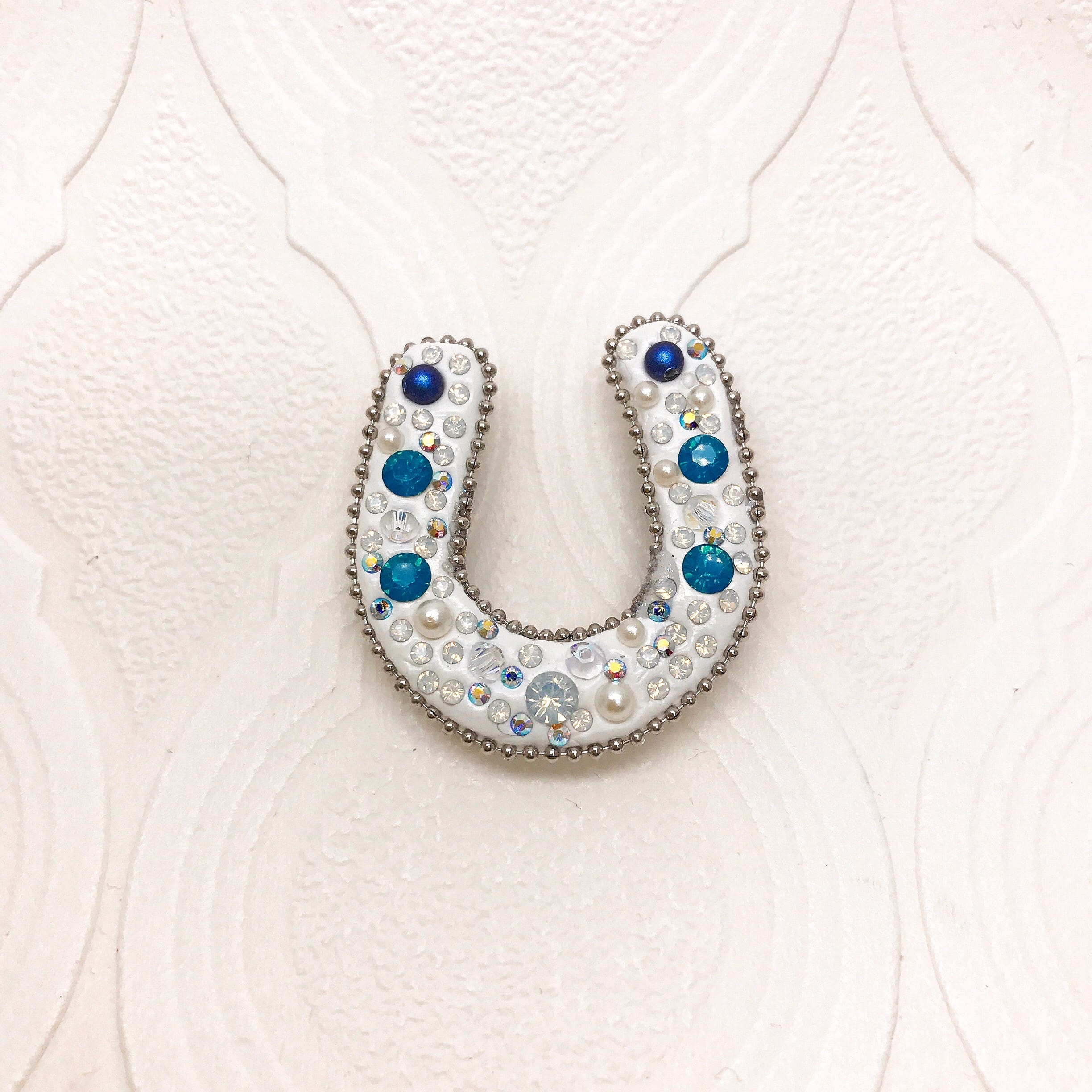 ホースシューブローチミニ ホワイト×ターコイズブルー