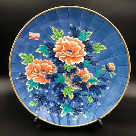 有田焼　峯山窯　飾り皿　大皿　飾り台付　牡丹　花と鳥　工芸品　陶器 有田焼 峯山窯 花鳥 染錦濃牡丹（45㎝） | 有田焼ショップ まるとも陶磁器