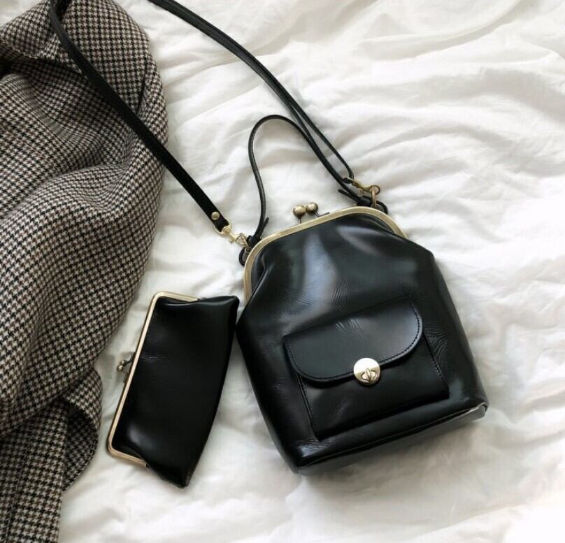 バッグ レディース 鞄 カバン かばん ショルダーバッグ 斜めがけ 斜め掛け 肩がけ 肩掛け がま口 釜口 PU かわいい 大人可愛い カジュアル 清楚 フェミニン おしゃれ お洒落 ナチュラル こなれ感 ラブリー キュート ガーリー レトロ アンティーク ロマンチック 抜け感 無地 学生 通学 デート お出かけ 女子会 休日 旅行 散歩 カフェ巡り 街歩き ブラック 黒 春 10代 20代 韓国 韓国系 普段使い ファッション コーデ お揃い モテ トレンド 流行 インスタ映え 送料無料