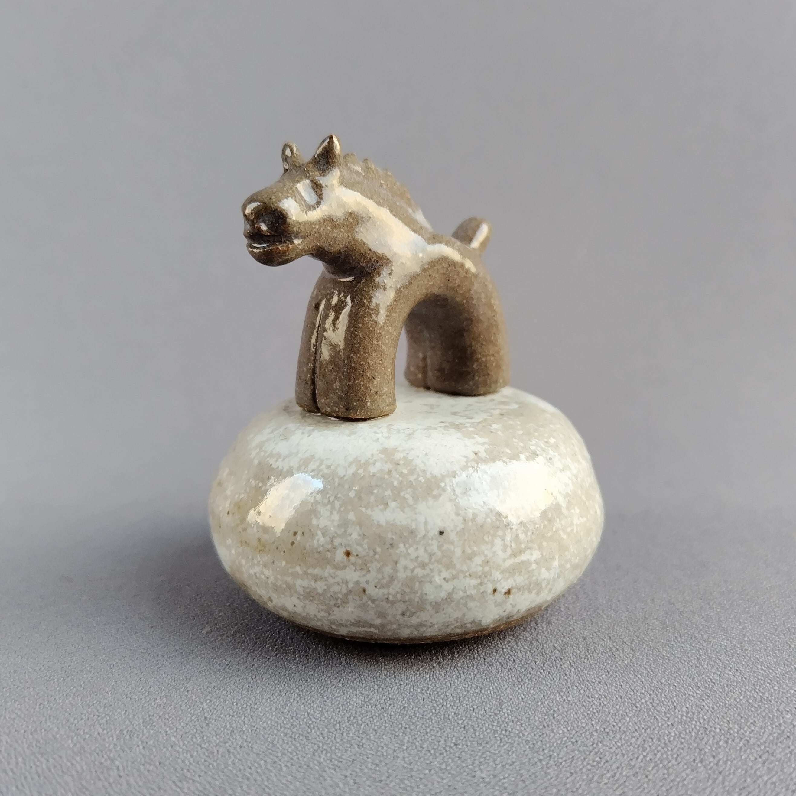 馬の置物 午年 干支 透明釉・白マット釉 【商品番号：00819】 | や