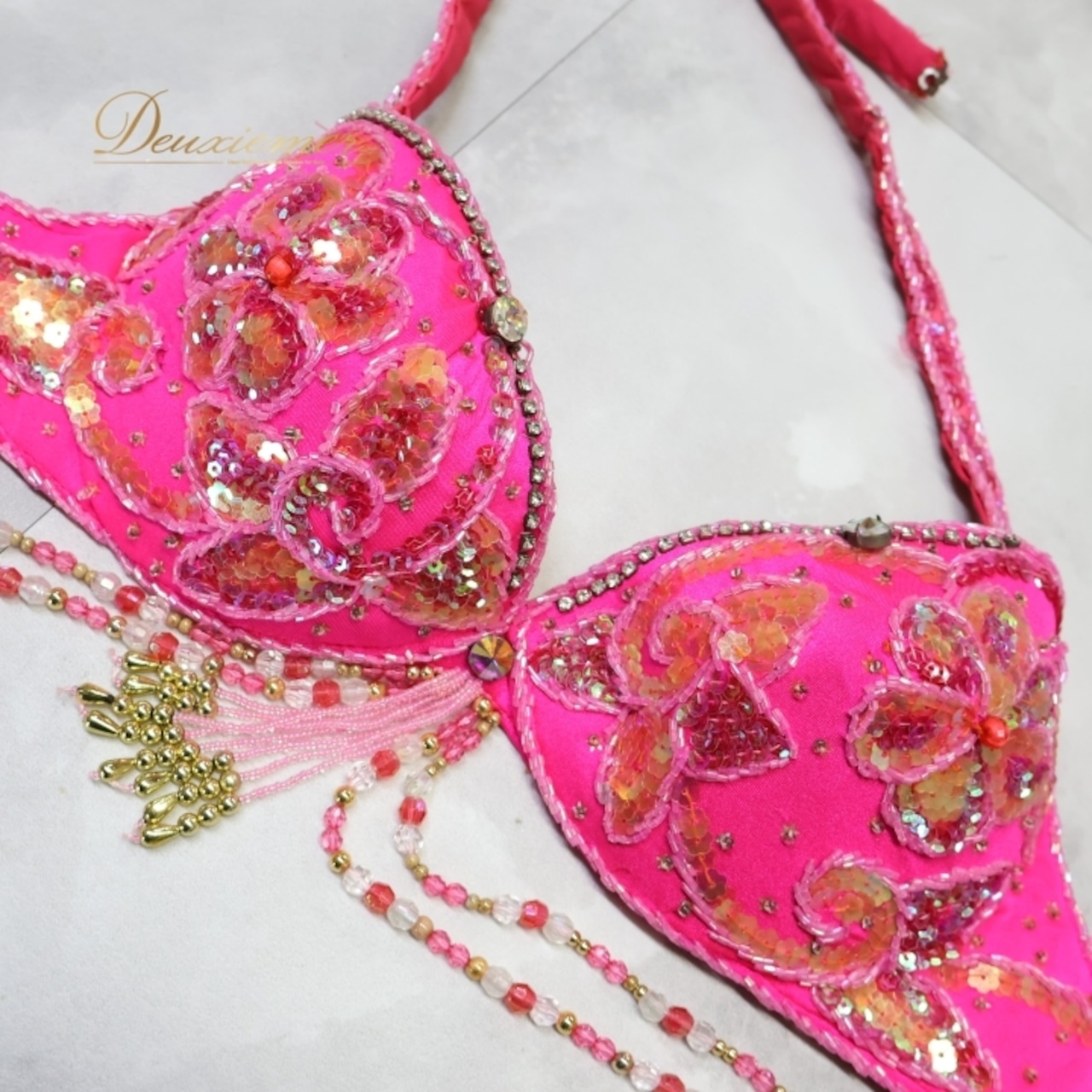 ベリーダンス オリエンタル 衣装 上下セット ピンク系 トップス　スカート アーム アーム飾り スパンコール ビーズ 花 スリット 鮮やか 蛍光ピンク ダンス衣装 腕飾り かわいい 華やか キラキラ イベント ステージ