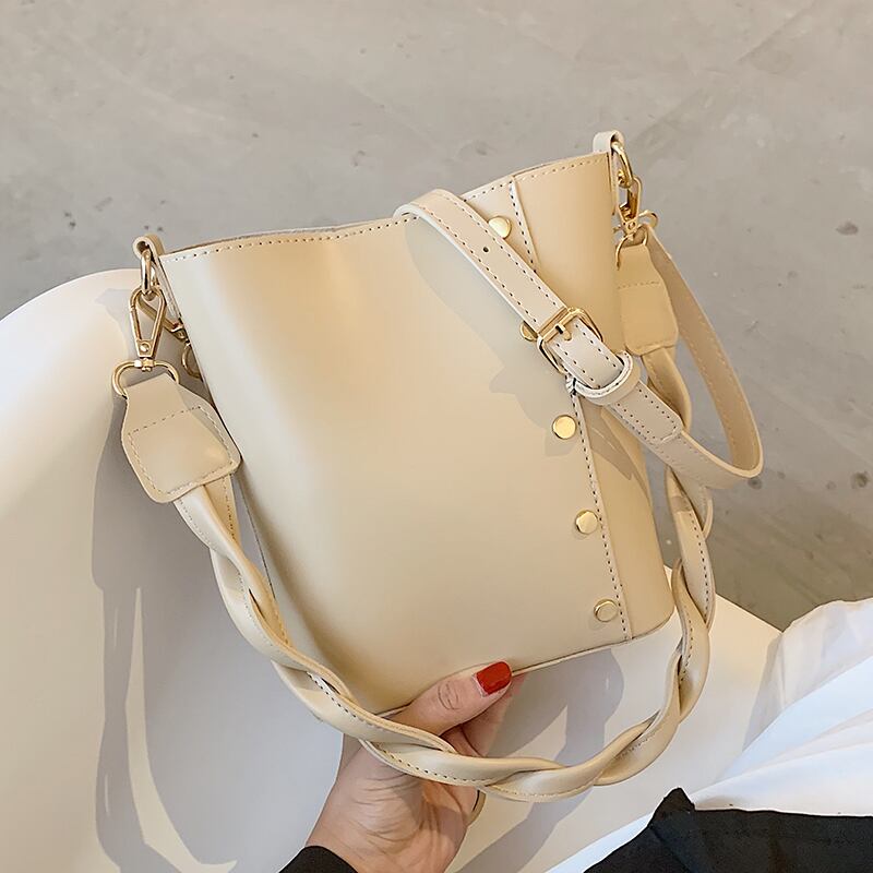 ネットセレブウエスタンスタイルワンショルダーメッセンジャービッグバッグ女性2020人気の新しい流行のファッションワイルドインポータブルバケットバッグ Tiancai_Wing_Bag26142911172