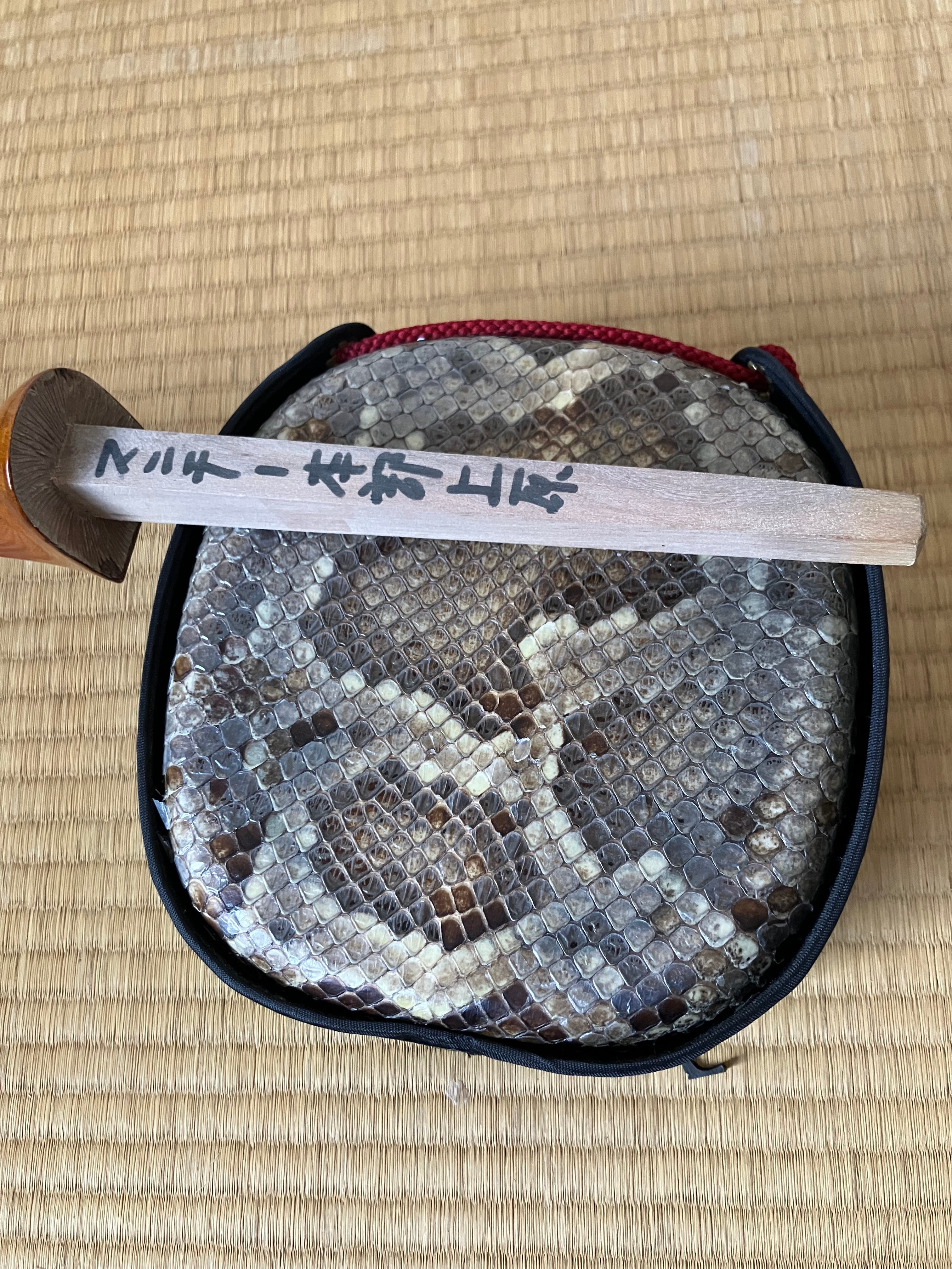 名工上原良光作 ヤンバルユシ木マカビ型 スンチ仕上げ | クオレ三線