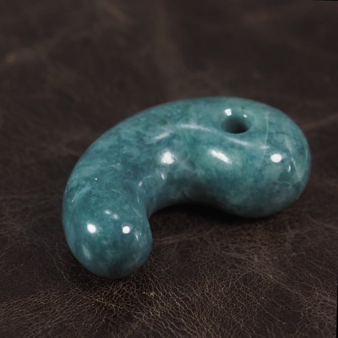 糸魚川翡翠 希少色 大所産 青翡翠 勾玉 15.1g Itoigawa Blue Jadeite magatama | URUWA 工房 うるわ  powered by BASE