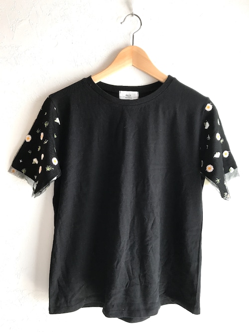 花柄刺繍のシースルー袖Tシャツ ブラック