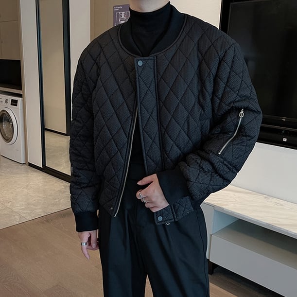 【予約販売】ブルゾン アウター キルティング エンボス加工 冬 防寒 ブラック/オフホワイト ジャケット ショート丈 メンズ カジュアル 男前 こなれ感 お洒落 韓国 トレンド 秋 冬 M/L/XL