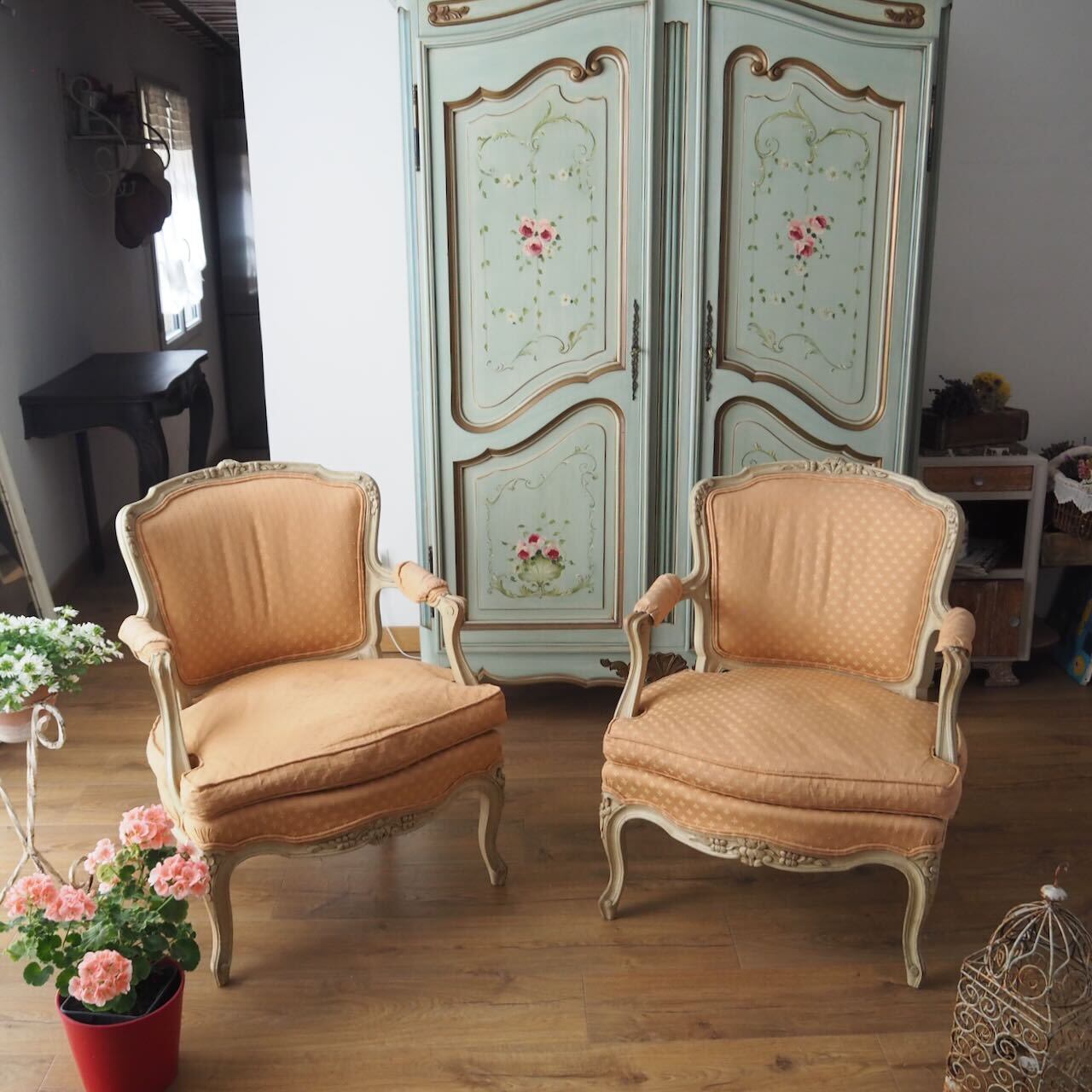 シャーベットオレンジのアンティーク肘掛け椅子 カブリオレ