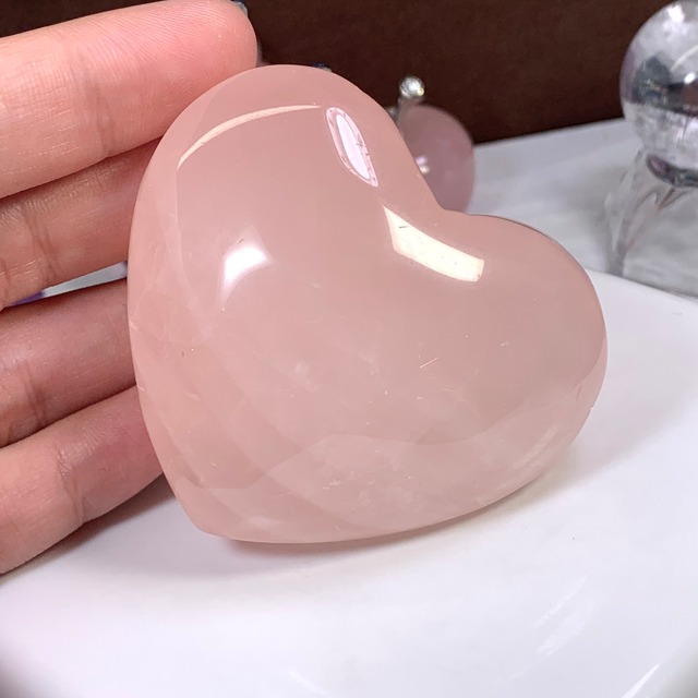 1.可愛いピンク色☆ハートローズクォーツ