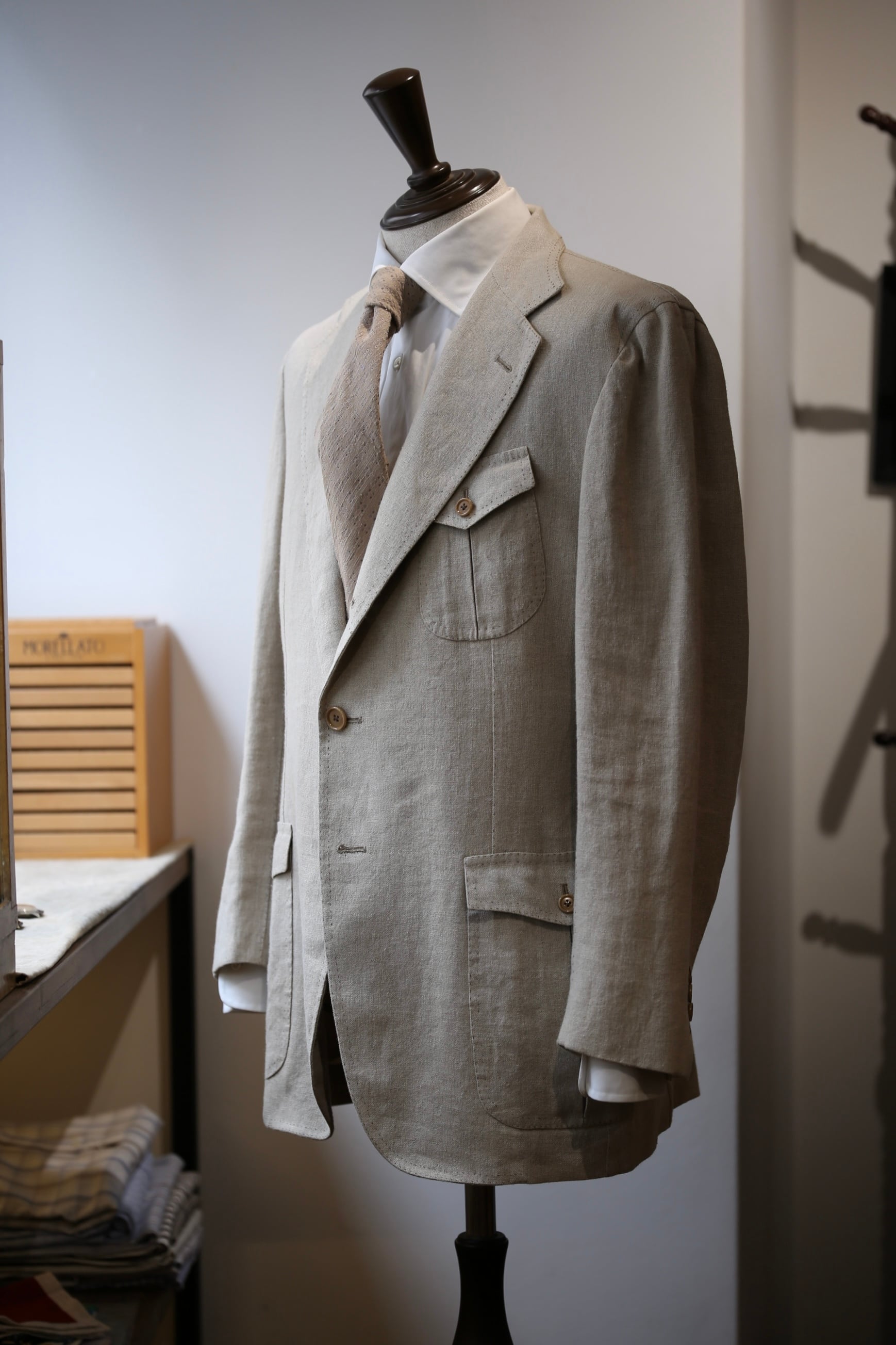 【美品】LARDINI サファリジャケット 48 ベージュ 伊製 名門LARDINIの話題作「サファリジャケット」を検証してみると見えて