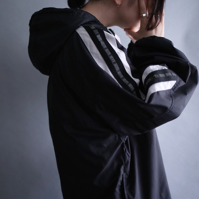 "CONVERSE" black × white switching sleeve taping design nylon anorak parka