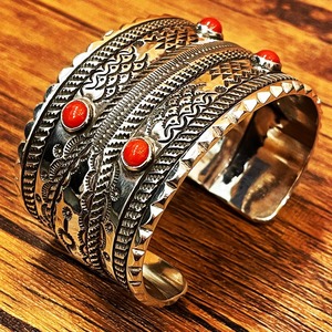 クレンドンピート（Clendon Pete）エイトコーラル付き スタンプワークバングル