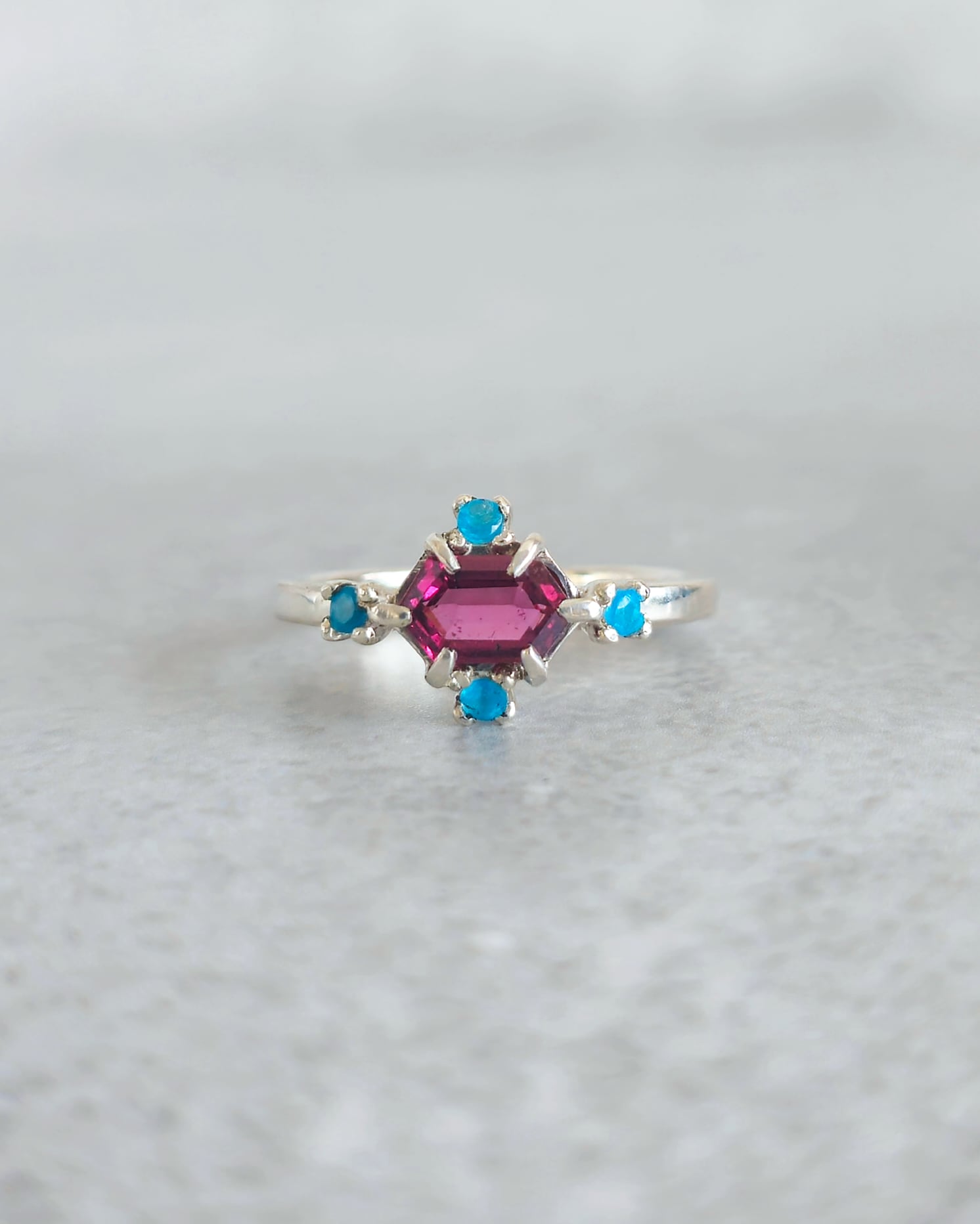 ブルージルコン 3.9mm 天然石 宝石 Natural Blue Zircon (B3 ブルージルコン 3.9mm 天然石 宝石 Natural Blue Zircon (B3