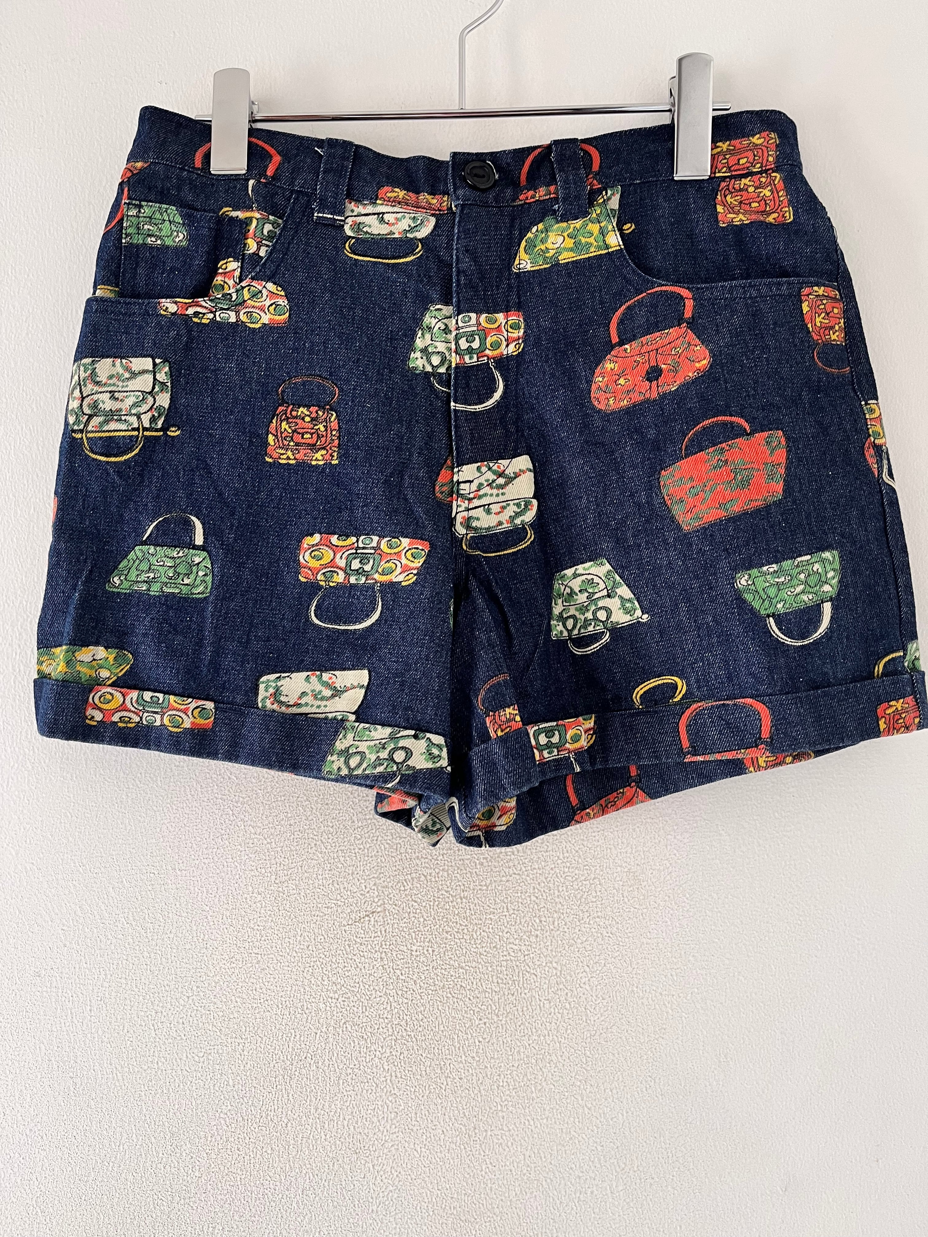 ポップで印象的なショートパンツ