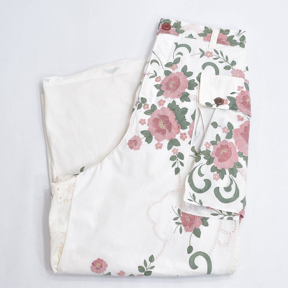 Remakeリメイク 再構築 パッチワーク&フラワー刺繍 デザイン ワイドシルエット コットン カーゴパンツ バギー オフホワイト アイボリー 古着 裏地付き レディースW70~84cm