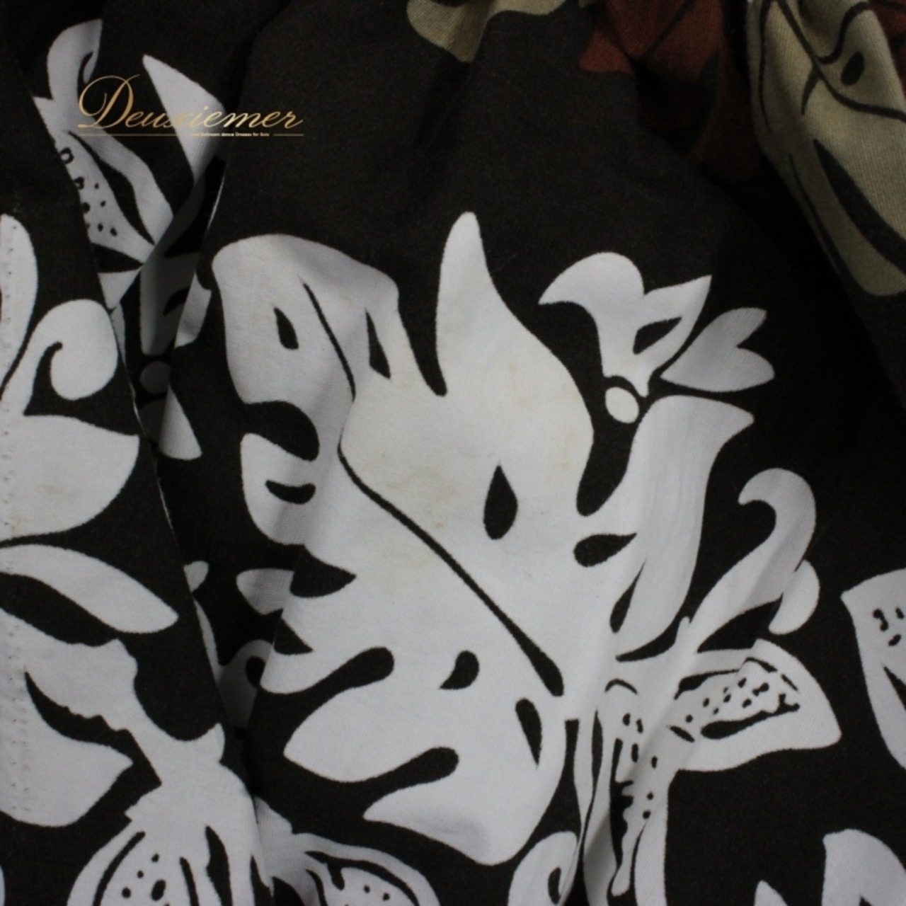 フラダンス 衣装 パウスカート ブラウン系 ハワイアンプリント アロハ ハワイアン レッスン 練習 シングル スカート 大人っぽい 上品 かわいい 植物柄 カーキ系 ホワイト系 茶 白 フラ ダンス ふんわり フレアスカート フェミニン おしゃれ リゾートファッション カジュアル コーディネート ゴムウエスト 軽やか レディース ファッション ハワイ お稽古 かわいらしい