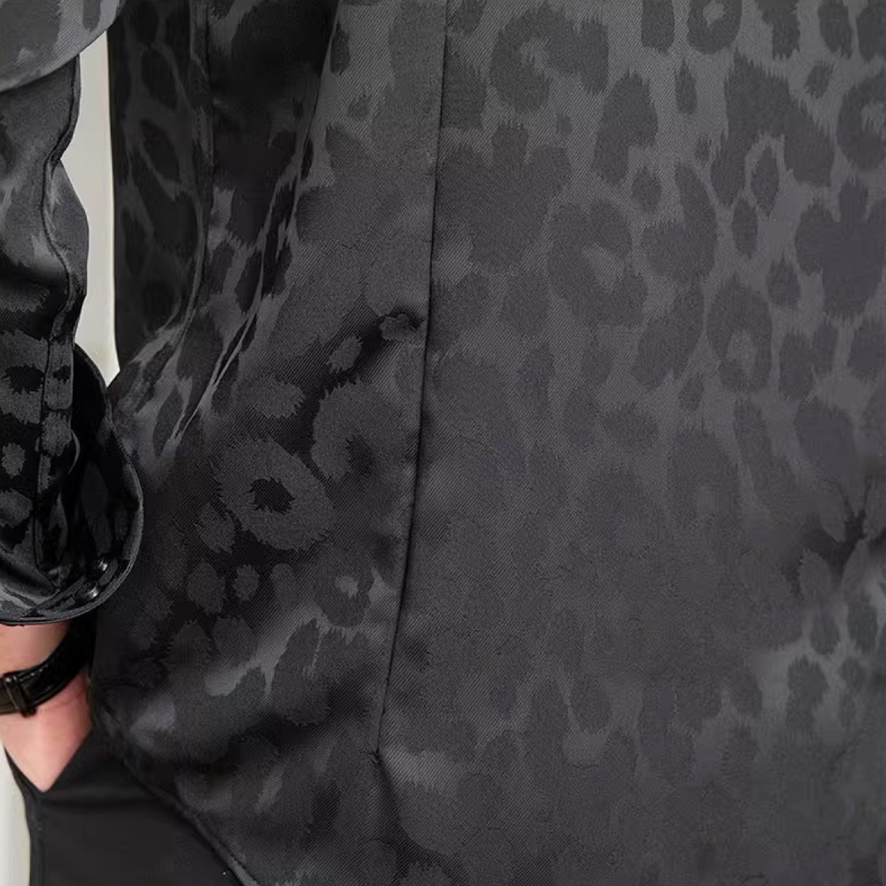 スリムシルエットで、春夏のカジュアルスタイルを格上げしてくれる長袖シャツ　SH015