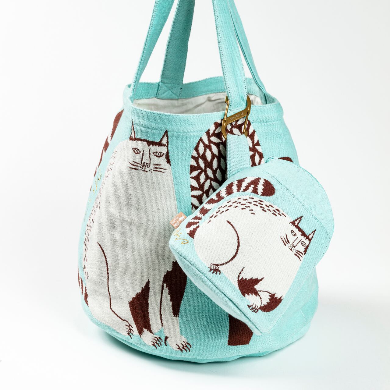 マチつきポーチ／公園の大きな樹のネコたち A-68090-90-LB | くすばし