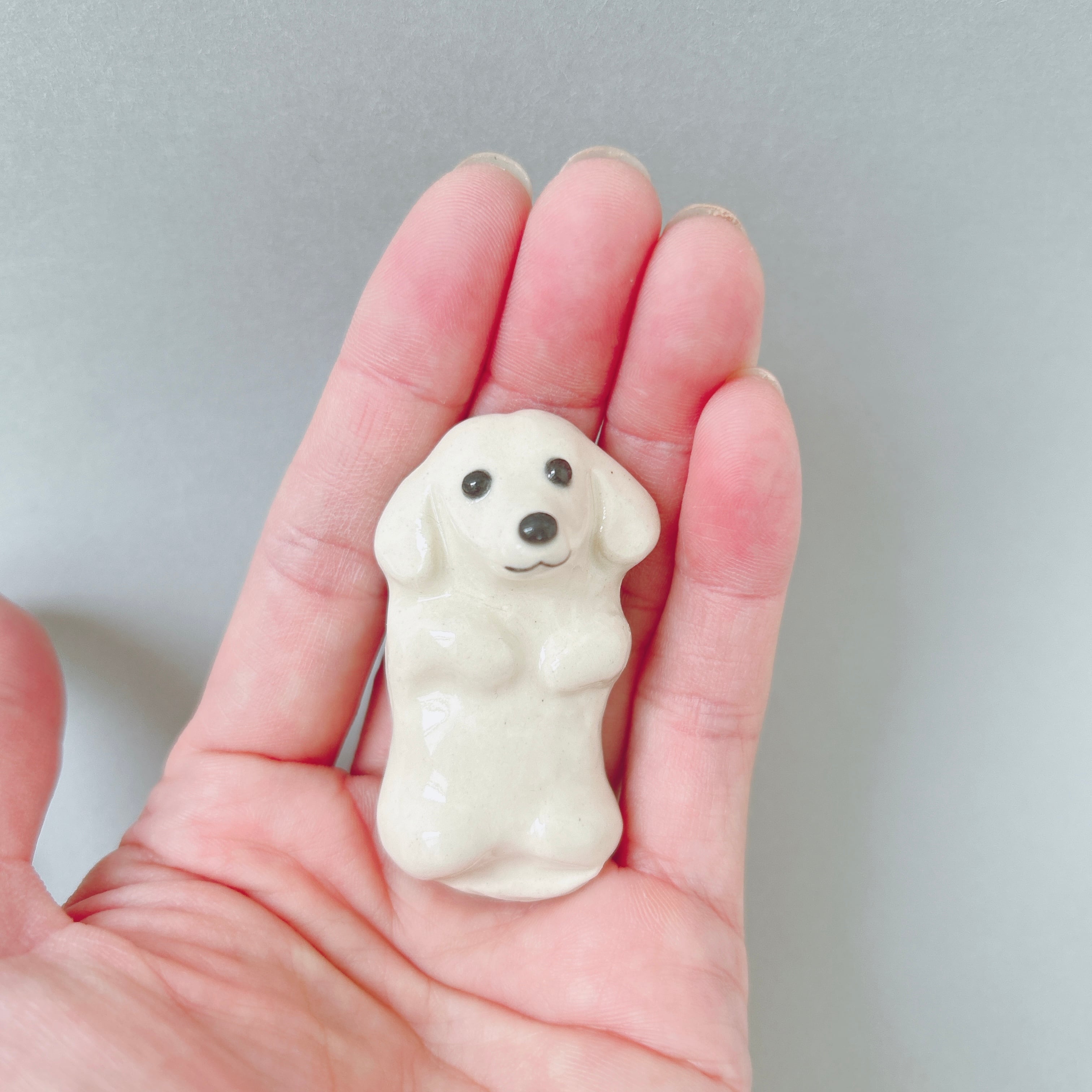 ダックス犬の箸置き（クリーム色）仰向け | 陶器のことり
