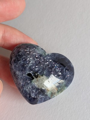Bloodshot Iolite ブラッドショットアイオライト（菫青石） ⭓ パームストーン・ハート ⭔ POLISHED