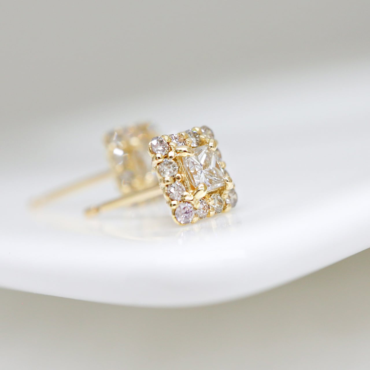 計0.70ct  良質天然ダイヤモンド　プリンセスカット　K18 ピアス