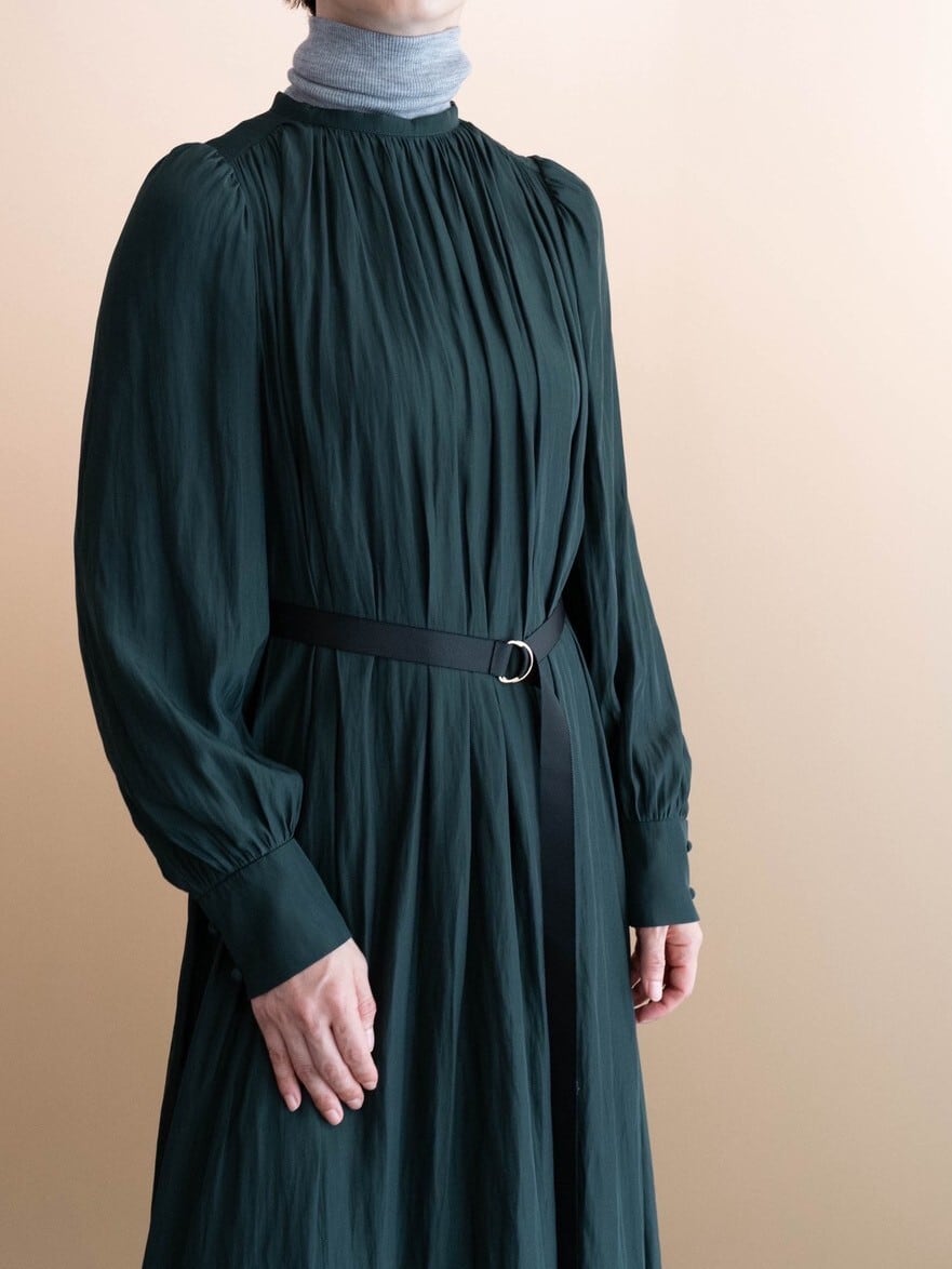 サテンギャザーワンピース(ダークグリーン) | IKITSUKE