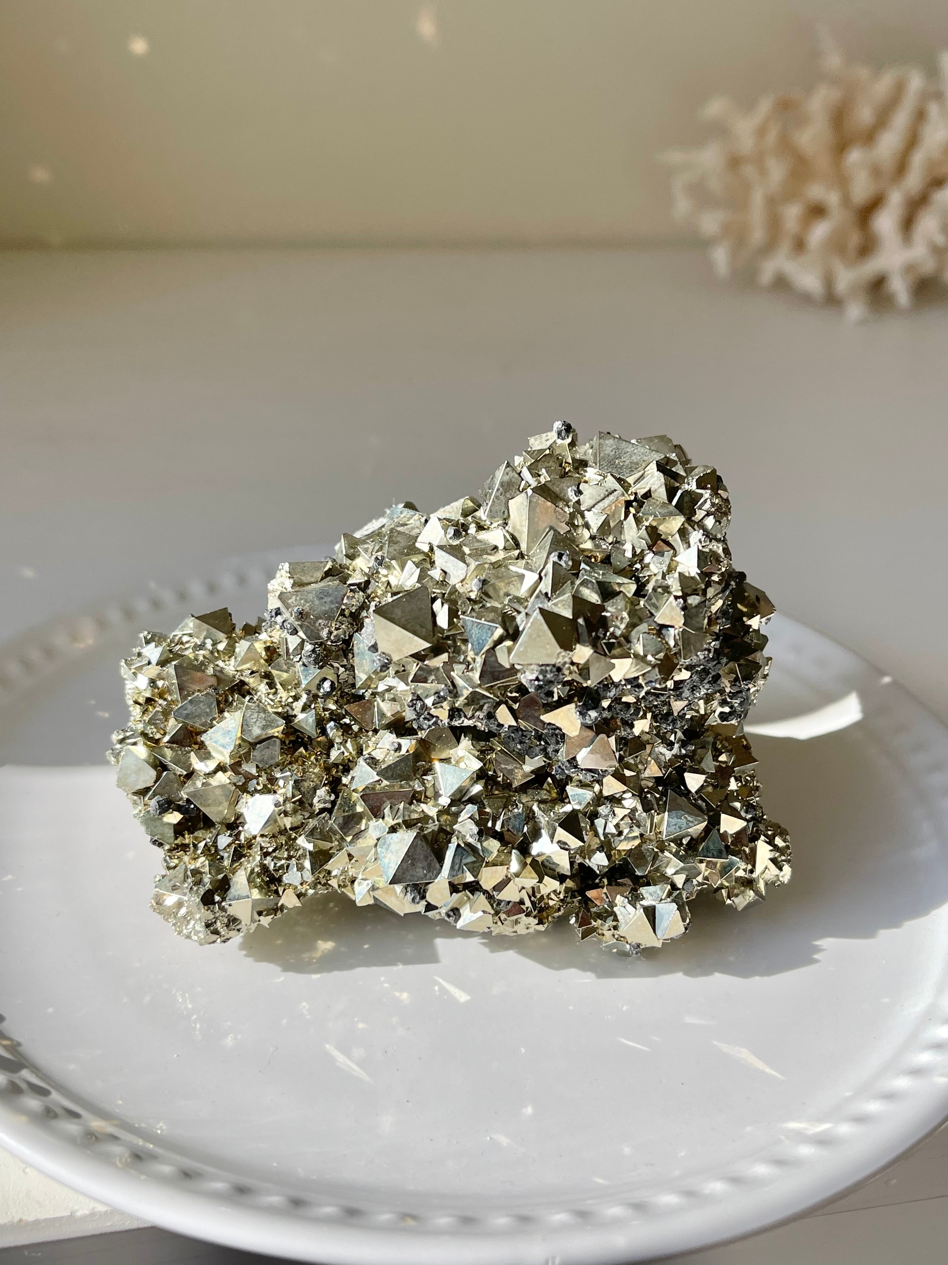 ペルー産　レア‼️8面体結晶巨大パイライトクラスター