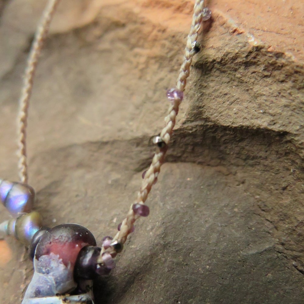 古代ローマンガラスのペンダントヘッドにローマンガラスと赤メノウのビーズの鎖 古代ローマンガラスのペンダントヘッドにローマンガラスと赤メノウの