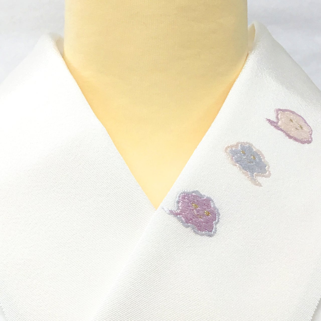 半衿 塩瀬 手刺繍 ワンポイント柄 雲 桜×薄青×紫 絹100％ 金属糸使用