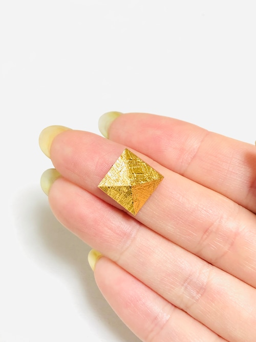 希少！ギベオン隕石のピラミッド(ゴールド)