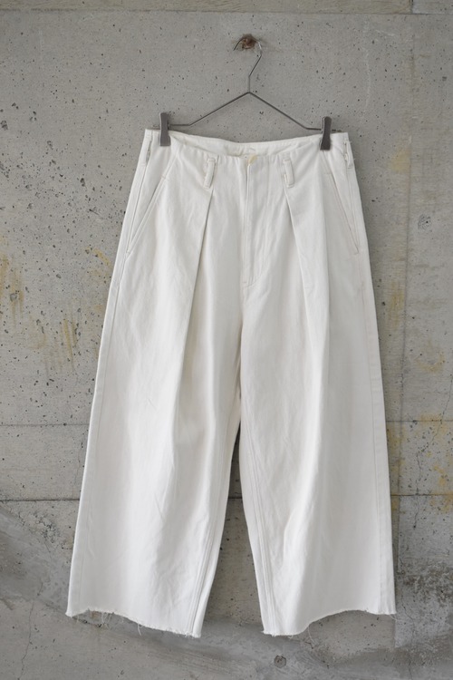 Pleated white denim pants