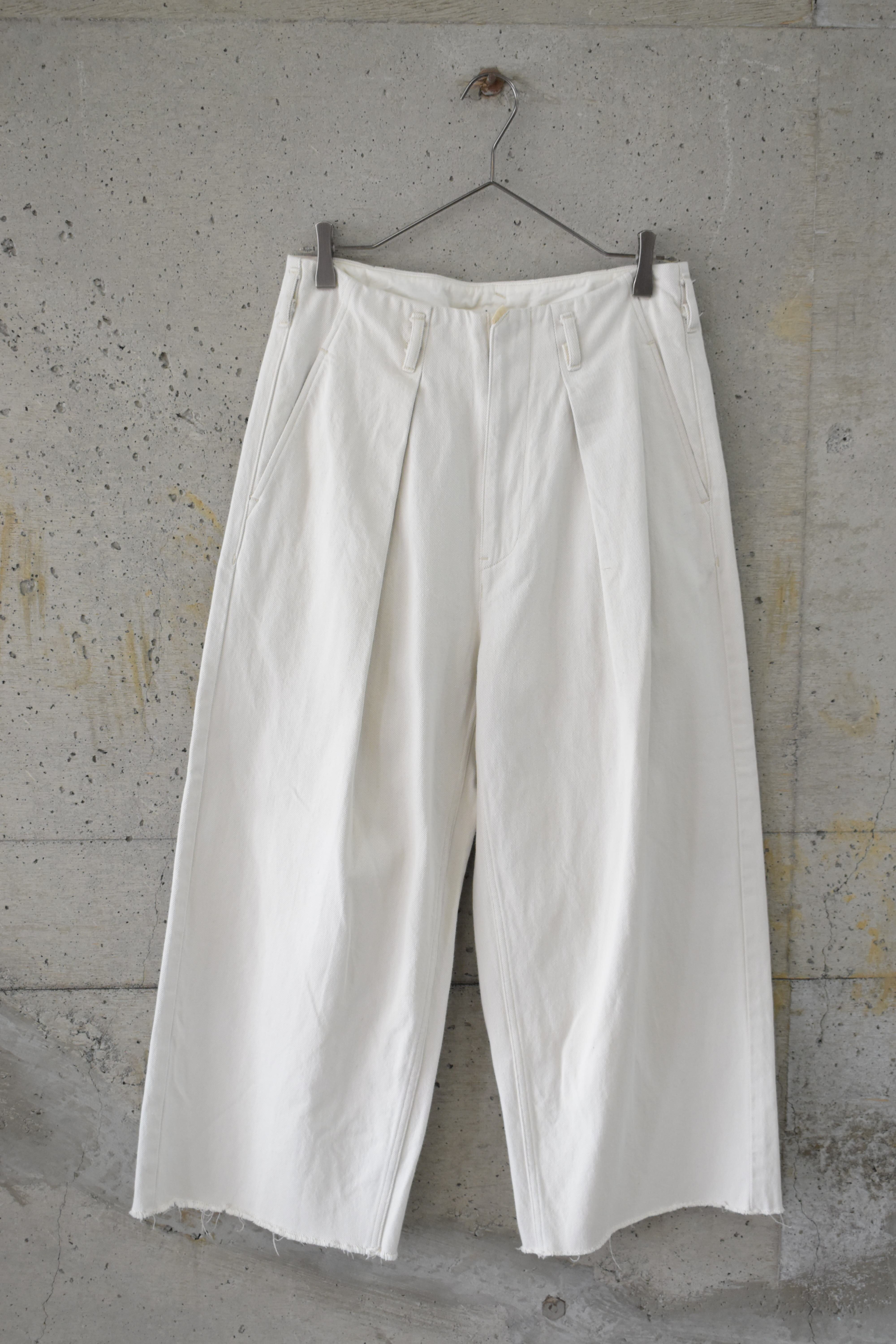 Pleated white denim pants