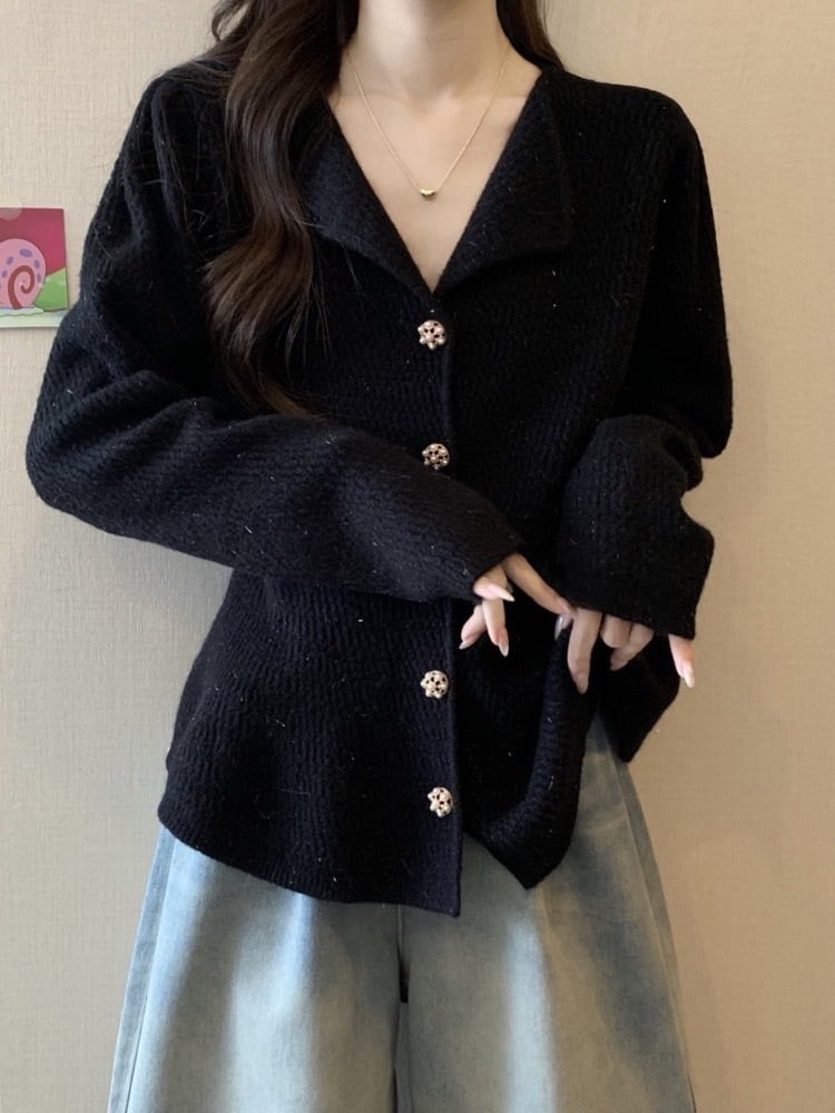 軽やかシルエット&ゴールドボタンで大人可愛いを演出 ペプラムニットカーディガン フレア 上品 オフィス 体型カバー 大きいサイズ 韓国 CH10036