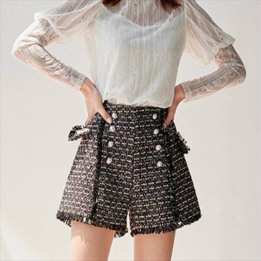 大人可愛い ショートパンツ ミニ丈 ビジュー ハイウェスト こなれ感 きれいめ エレガント 冬 お出かけ 街角のカフェテラス