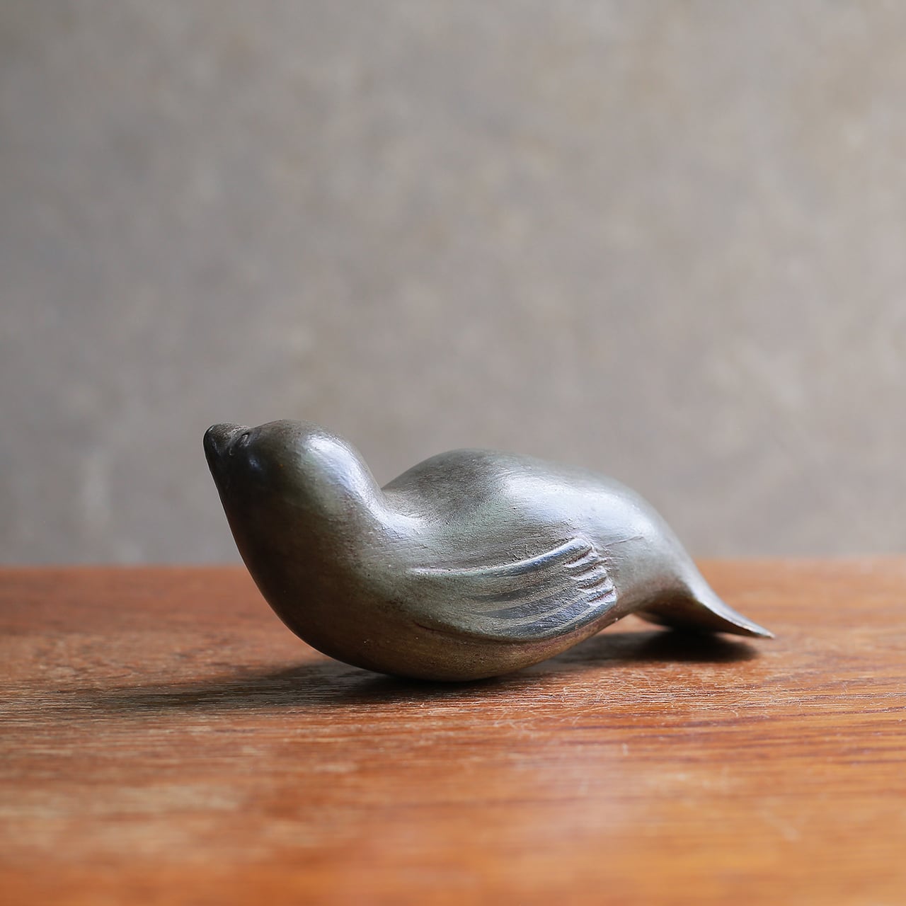 木彫りのアザラシ 遠くを見つめて微笑む、木彫りのアザラシ 1 | 木と、輝と。| 一点もの