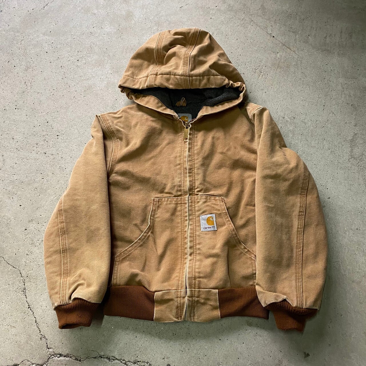 【kids】Carhartt カーハート ワッペン アクティブジャケット キッズS 6-7歳 古着 ジャンパー パーカー フリースライナー ダック地  キャメル ライトブラウン 茶色 子供服【ワークジャケット】 | cave 古着屋【公式】古着通販サイト