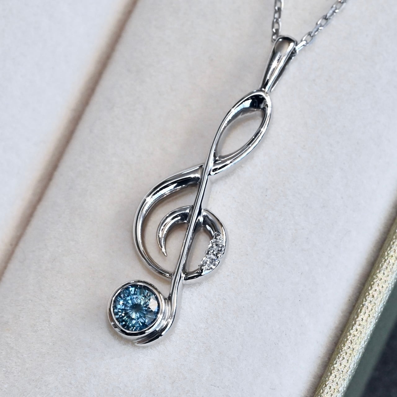 一点限り】K18YGルビー(0.555CT) ダイヤモンド覆輪ペンダントトップ