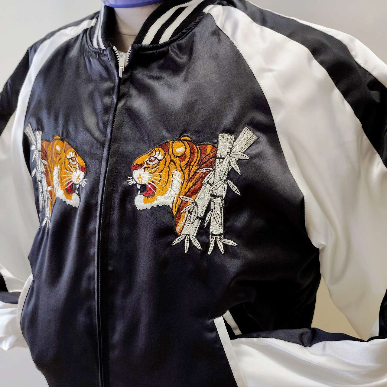 虎刺繍 サテン スカジャン 金黒 サテン 竹トラ刺繍 スカジャン 黒 L LL Embroidered jumper (SUKAJYAN
