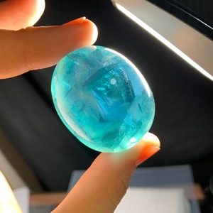 たまご　台座付きブルーグラデーションフローライト