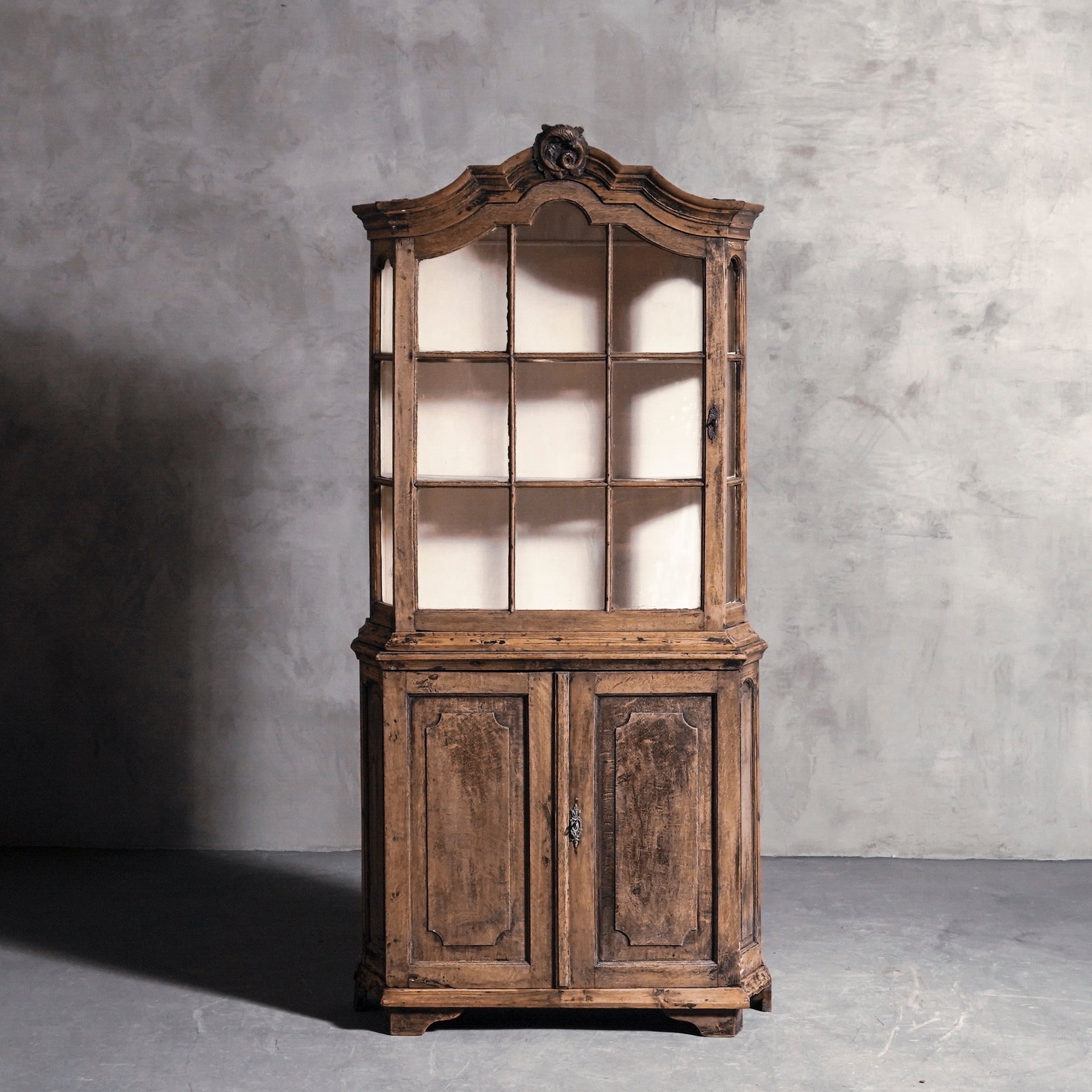 キャビネット/ガラスキャビネット/アンティークキャビネット/収納/空間装飾/ディスプレイ/撮影背景/スタジオ/店舗什器