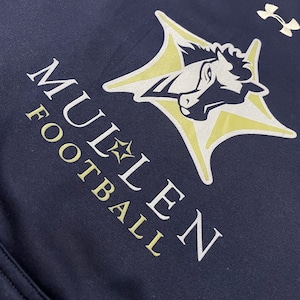 【UNDERARMOUR】高校 フットボール Mullen High School プリント スウェット パーカー フーディー ポリエステル 刺繍ロゴ M アンダーアーマー US古着