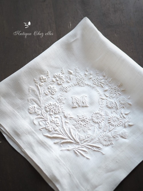 白糸刺繡　フラワーモチーフ＆モノグラムのハンカチーフ