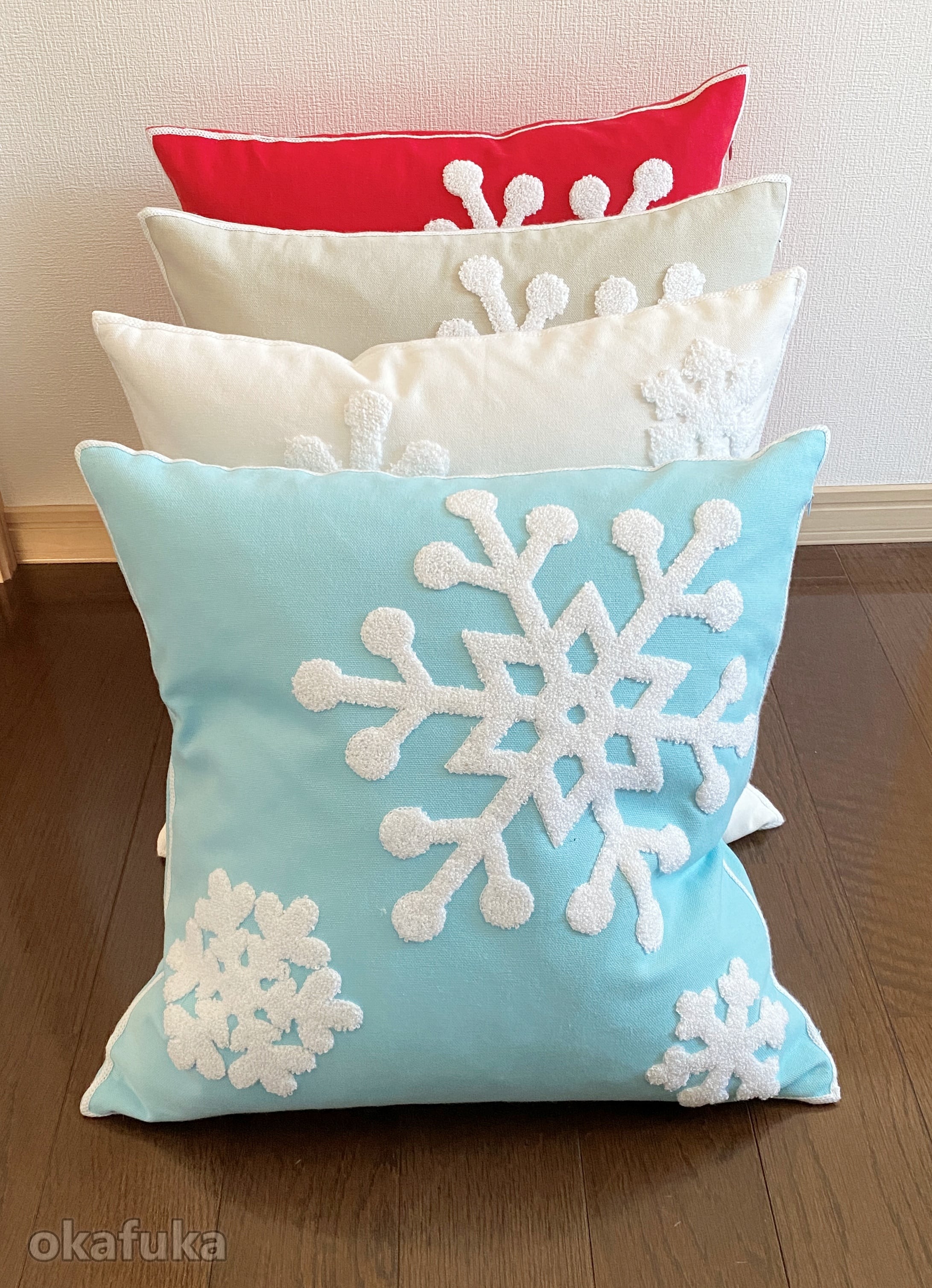 クッションカバー ホワイト 雪の結晶の刺繍が入っている可愛らしい素材