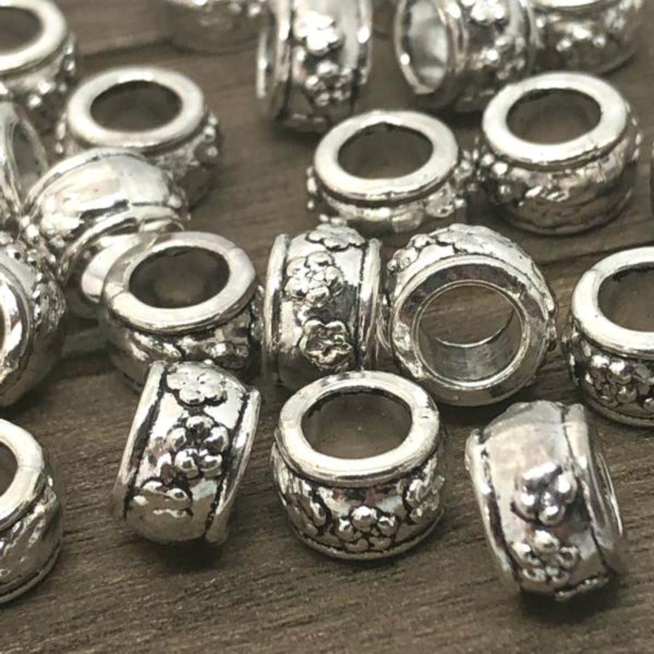 【4個】フラットメタルラウンダービーズ/花/ハワイ/スペーサー