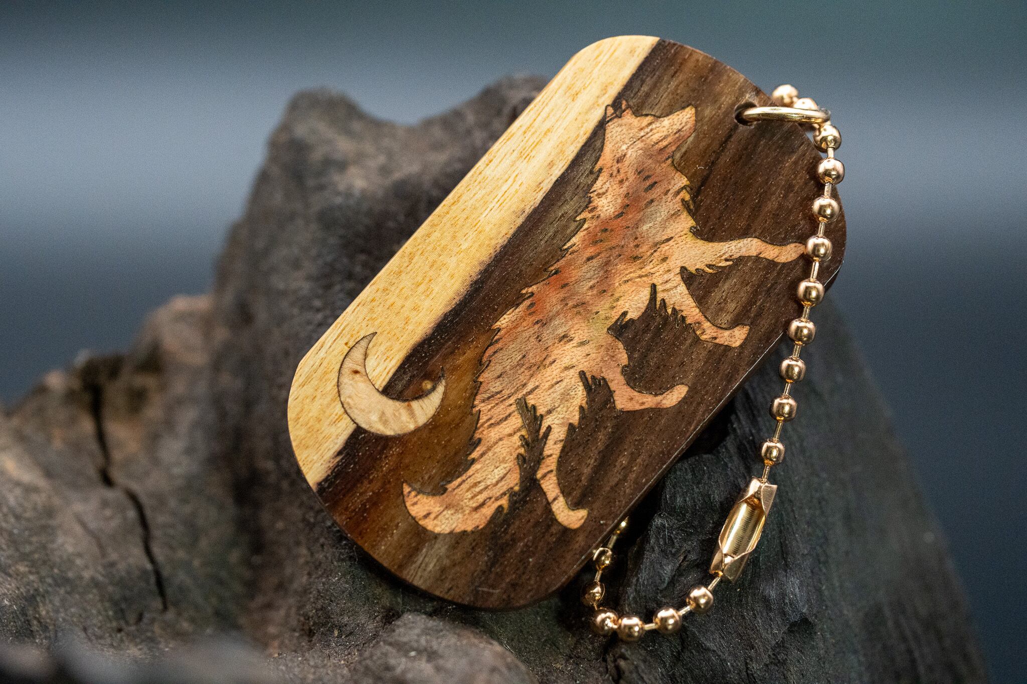 【カリブ海の緑の宝石】コーカスウッド ツートン ドッグタグ 象嵌 闊歩