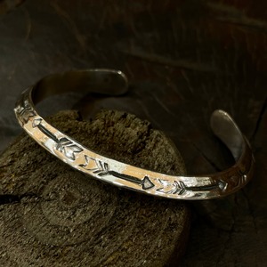 サンシャインリーブス（Sunshine Reeves）トライアングルバングル